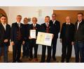 Bild: fdl
Der Männerchor Ehenfeld ehrt zwei langjährige Sänger (von links): Christian Fink von der Sängergruppe Amberg, Vorstand Wolfgang Falk, Chorleiterin Saskia Krügelstein, die Geehrten Helmut Sperber und Georg Kustner, 2. Vorsitzender Sepp Falk, Ruhestandspfarrer Konrad Kummer und Bürgermeister Hermann Falk.