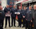 Bild: Feuerwehr Püchersreuth/exb
Kommandant Thomas Kellner (Dritter von rechts) wird für 30 Jahre aktiven Dienst in der Feuerwehr Püchersreuth geehrt. Die Vorsitzenden Peter Beck (Mitte) und Günter Häring (Zweiter von links) überreichen Geräte an die aktive Wehr.