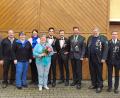 Bild: Eules/exb
Jubilarin Brigitte Neudecker zeigt das Bild im Kreise der Gratulanten