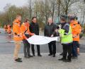 Bild: gru
An der Baustelle von B 85/AS 6 informierten Landrat Richard Reisinger (Mitte), Bürgermeister Hans-Jürgen Strehl (Dritter von links), Mitarbeiter der Firma Strabag und Baudirektor Stefan Noll (rechts) über die aktuelle Maßnahme zur Verbesserung der Verkehrssicherheit.