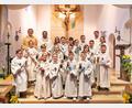 Bild: Juliane Eberle/exb
Eine große Gruppe an Erstkommunikanten ging zum ersten Mal zum Tisch des Herrn. Den Gottesdienst feierten Pater Joy (hinten, Zweiter von links) als Hauptzelebrant und Pfarrer Martin Besold (hinten links) in Konzelebration. Pastoralreferent Maximilian Pravida (hinten rechts) sorgte mit Hinweisen und Erklärungen dafür, dass der Gottesdienst reibungslos ablief.