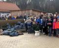 Bild: wro
An der Rama-Dama-Aktion unter der Federführung des OWV um Vorsitzenden Peter Hasenfürter (Zweiter von rechts) beteiligten sich rund 60 Leute. Unterstützung leistete die Marktgemeinde Falkenberg, vertreten von Bürgermeister Matthias Grundler (Dritter von rechts).