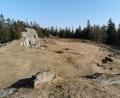 Bild: Portner
Die frühere Ausdehnung der Burg auf der Kuppe des Wildensteins ist durch einen Wall - eingerahmt von mächtigen Gneisfelsen - zu erahnen.
