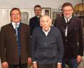 Archivbild: njn
Schneidermeister Eduard Donko an seinem 100. Geburtstag mit seinen beiden Söhnen Bürgermeister a. D. Hans Donko (links) und Rudolf Donko (rechts). Mit auf dem Bild (im Hintergrund) Pfarrer Martin Besold.