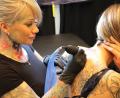 Archivbild: Dagmar Williamson, dwi
2019 fand die letzte Tattoo-Expo von Veranstalter Helmut Ziegler statt. Dort ließ sich eine Dame im Amberger ACC von einer Künstlerin ein Motiv stechen.