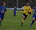 Bild: war
Die Etzenrichter Andreas Wendl (links) und Oliver Danzer (rechts) schirmen Manuel Plach vom SV Hahnbach ab.