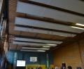 Bild: fjo
Ein Sicherheitsnetz wird für die Decken-Heizkörper und die Tragekonstruktion in der Schulturnhalle notwendig. Bis es soweit ist, muss die Marktgemeinde ein offizielles Verbot für Ballspiele erlassen.