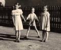 Bild: Archiv hka
Helga Kamm ist Freie Mitarbeiterin von Oberpfalz-Medien, sie lebt heute in Hahnbach. Aufgewachsen jedoch ist Kamm (Mitte) in Rosenberg, als Kind fand sie 1946 in Hanne und Uli aus Schlesien Spielkameradinnen, die ihr ans Herz gewachsen sind.