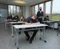 Bild: Stiftland-Gymnasium/Picasa
Letzte Einweisungen sind abgeschlossen, jetzt wird es ernst: Ab Mittwoch laufen auch am Stiftland-Gymnasium Tirschenreuth die Abiturprüfungen. Das Bild zeigt Oberstufenkoordinator Andreas Staufer mit einem Teil der 77 Kandidaten.