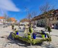 Bild: Stadtmarketing Tirschenreuth/exb
Die Osterbrunnen in der Kreisstadt sind noch bis Montag dekoriert. Um den Karpfenbrunnen am oberen Marktplatz hat sich die Gärtnerei Schröpf gekümmert.