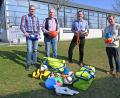 Bild: Thomas Graml, Stadt Amberg/exb
Stadtverbands-Geschäftsführer Bernhard Scheidig, Stadtverbands-Vorsitzender Norbert Fischer und sein Vertreter Wolfgang Meier übergaben an NUK-Mitarbeiter Dominik Breit (von links) zwei Spieletaschen, zwei Spielekisten und acht Fußbälle.