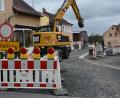 Bild: jr
Seit Ostern werden die Arbeiten zum Ausbau der Friedhofstraße fortgesetzt. Mit 255.000 Euro ist das Projekt der drittgrößte Posten bei den Investitionen im Haushalt 2022.