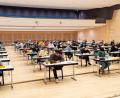 Bild: Meier, Marco
Am Mittwoch absolvieren 102 Schüler des Weidener Augustinus-Gymnasiums die Aufgaben im Fach Deutsch in der Max-Reger-Halle. Maske trägt kaum jemand.