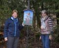 Bild: mmj
Nicht mehr erkennbar war dieses Bild, das die heiligste Dreifaltigkeit darstellt. Der OWV – im Bild Vorsitzende Lisbeth Balk (links) und Betty Wirnshofer – kümmerte sich um die Restaurierung, die eine einheimische Hobbykünstlerin kostenlos bewerkstelligte.