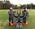 Bild: mis
Erster Gildenmeister Hans-Erich Jenke (rechts) und das langjährige Mitglied Herbert Herbst (links) präsentieren das Zielobjekt des Saison-Eröffnungsschießens. Wer dem Adler aus Holz die meiste Substanz abschießt, gewinnt.