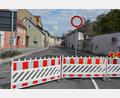 Bild: jr
Die Egerer Straße in Waldsassen ist zurzeit komplett gesperrt. Am Donnerstag wird die Fahrbahn neu asphaltiert.