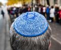 Bild: Paul Zinken/dpa
Bayernweit gab es im Jahr 2021 rund 80 Prozent mehr antisemitische Vorfälle als noch im Vorjahr. Auch die Oberpfälzer Zahlen steigen leicht. Das hat unter anderem mit den Corona-Protesten zu tun.