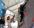 Bild: eronika Schlosser, Caritasverband für die Stadt Weiden i.d. OPf. und den Landkreis Neustadt a.d. Waldnaab e.V. /exb
Andrea Maier unterstützt beim Bouldern.