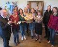 Bild: Christine Schwarz/exb
Das Kuratbenefizium Paulsdorf gratuliert Pfarrer Ludwig Gradl (vorn links) zum 70. Geburtstag (von links nach rechts, von hinten nach vorn): Kümmersbrucks Zweite Bürgermeisterin Birgit Singer-Grimm, der Freudenberger Bürgermeister Alwin Märkl, Pfarrer Bruno Todt, der Jubilar Monsignore Ludwig Gradl, Manuela Sperber, Conny Heldmann, Susanne Reinwald, Anja Heldmann, Christine Schwarz, Andreas Schwarz und Stefanie Poeplau.