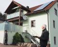 Bild: bl
Energieberater Reiner Bäumler sieht sich als erstes die Fassade an, wenn er auslotet, wie man in Gebäuden mit möglichst wenig teurer Energie auskommen kann.