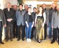 Bild: bey
Bürgermeister Rainer Rewitzer freut sich, dass der Vorstand mit Erstem Schützenmeister Lothar Volz, Kassier Michael Wittmann, Zweitem Schützenmeister Michael Vogl, Schriftführer Ludwig Striegl, Jugendsportleiterin Christina Rupprecht, Sportleiter Sandro Gößl und Manuela Vogl, Willi Striegl, Robert Götzfried und Josef Frischholz (von links) wieder komplett ist.