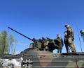 Bild: vlu
Am Girls' Day in der Ostmark Kaserne Weiden klettern junge Mädchen auf den Schützenpanzer "Marder". Lilly Höhn (Mitte) hört aufmerksam zu.