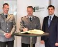 Bild: Portner
Oberstleutnant i. G. Ralf Georgi, ab 5. Mai neuer Kommandeur der Grenzlandkaserne Oberviechtach, trägt sich in das Goldene Buch der Stadt ein, flankiert von Oberstleutnant Andreas Bleek und Bürgermeister Rudolf Teplitzky.