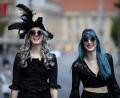 Archivbild: Alexander Prautzsch/dpa
Jährlich zu Pfingsten trifft sich seit 1992 die „schwarze Szene“ beim Musik- und Kulturfestival in Leipzig, dem "Wave-Gotik-Treffen". Jugendliche sieht man dort vergleichsweise eher selten.