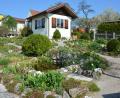 Archivbild: jr
Der Resl-Garten in Konnersreuth – hier ein Foto aus den vergangenen Jahren – ist ab 1. Mai wieder täglich geöffnet.