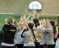 Archivbild: Hubert Ziegler
Die Handballerinnen der HG Amberg klatschen sich ab. Für sie beginnt die Abstiegsrunde mit einem Heimspiel gegen den HC Hersbruck.