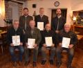 Bild: gi
Die beiden Vorsitzenden Christian Ertl (hinten, links) und Sascha Freymann (hinten, rechts) ehrten treue Mitglieder für 25-, 40-, 50-, 60-jährige Treue. Karl Eckl aus Moosbach (vorne, Zweiter von rechts) wurde sogar für 65 Jahre Mitgliedschaft ausgezeichnet. Hans-Peter Klünner (hinten, Mitte) führt bereits seit 45 Jahren die Vereinskasse.