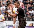 Bild: Axel Heimken/dpa
Kommt Jungs, gebt noch mal Gas! St. Paulis Philipp Ziereis feuert seine Mitspieler an. Für die Hamburger geht es auch wie für die Nürnberger am Freitagabend um viel.