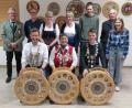 Bild: rst
Die neuen Regenten der Schützengesellschaft Paulsdorf (vorn, von links): Schützenkönig Daniel Liegl, Schützenliesl Anna Meiler und Jugendkönig Luca Püschl; hintere Reihe (von links): Zweiter Ritter Christian Schörner, Erster Ritter Andreas Schwarz, Zweite Zofe Ingrid Singer, Erste Zofe Tanja Singer, Erster Jugendritter Florian Meier, Gauschützenmeister Heinrich Fraunholz und Zweiter Jugendritter Viktoria Liegl.