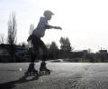 Bild: Gabi Schönberger
Für die Serie "Runter von der Couch" hat Volontärin Wiebke Elges ihre alten Skates aus dem Keller geholt und holt sich Technik-Tipps beim Turnerbund Jahn Wiesau.