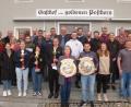 Bild: bk
Den Pokal- -, Scheiben- und Sachpreisgewinnern des Osterschießens gratulieren auch Stephan Oetzinger und Bürgermeister Ludwig Biller (hinten, Mitte).