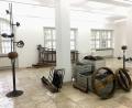 Bild:  Luftmuseum/Johanna Foitzik/exb
Der Kunstmaschinen-Erfinder Willi Reiche aus Remagen lud am Dienstag seine schwergewichtigen Bauteile aus dem Anhänger und fügt sie nun nach und nach zu kinetischen Kunstwerken zusammen.