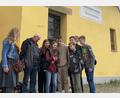 Bild: Spreitzer/exb
Die Schüler aus Sokolov und Windischeschenbach machen bei der digitalen Schnitzeljagd auch Station beim Kommunbrauhaus, wo sie Stadtführer Georg Mann (Zweiter von links) in Empfang nimmt. Begleitet wird die Gruppe von Sozialpädagogin Anita Nacke (links).