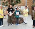 Bild: jzk
Heimleiterin Claudia Heier (rechts) freute sich, Marcel Gmeiner und Nicolei Fenn (Zweiter und Dritter von rechts) am Boys’ Day im Seniorenzentrum Haus Falkenstein begrüßen zu können. Betreut wurden sie von den Vera Asberger (links) und Ruth Potzel (Zweite von rechts).