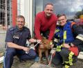 Bild: Bayer
Polizeihauptkomissar Bernd Dürschinger mit dem freiwilligen Helfer Dominik Strobel und Marco Hierl von der Feuerwehr Regenstauf, sowie Kalb Hubert, der durchaus zufrieden mit seiner Aktion wirkt.