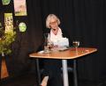 Bild: prh
Mit ihrer literarischen Erzählkunst beeindruckt die ehemalige Spiegel-Autorin und Erste Stellvertretende Sprecherin der Bundesregierung, Christiane Hoffmann, bei ihrer Lesung in der Regionalbibliothek.