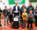 Bild: bsc
Bei einer kleinen Feierstunde an der Grundschule Friedenfels übergab Schulleiterin Inge Dick (rechts) im Beisein einiger Kinder 20 Tablets an das Lehrpersonal, vertreten durch Claudia Wölke und Stefan Müllbauer (von links). An Bürgermeister Oskar Schuster (Dritter von rechts) und Bernhard Schmidt (Zweiter von rechts) von der Gemeindeverwaltung gingen Dankesworte für ihr Engagement bei der Beschaffung der Geräte.
