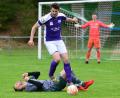 Bild: ham
Alles im Griff hatte der TSV Detag Wernberg zuletzt beim 3:0-Sieg beim FC OVI-Teunz. Im Heimspiel gegen die SpVgg SV Weiden II soll der nächste Dreier her. In dieser Szene setzt sich Alexander Luff gegen den am Boden liegenden Fisnik Leka (OVI-Teunz) durch.