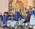 Bild: fjo
Das Vereinsorchester des Musikvereins spielt in großer Besetzung ein Benefizkonzert für die Ukrainehilfe in der Waidhauser Pfarrkirche unter Leitung von Hermann Mack.