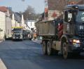 Bild: jr
Die Asphaltierung der Egerer Straße in Waldsassen musste am späten Freitagvormittag nach einem Rohrbruch unter der Fahrbahndecke unterbrochen werden.