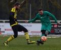 Bild: exb
Der Stullner Dominik Linsmeier (rechts) zieht vor Alexander Kirchberger von den Sportfreunden Weidenthal ab. Letztere haben sich an die Tabellenspitze herangepirscht.