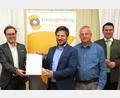 Bild: Hirsch
KJR-Bezirksvorsitzender Christoph Seitz (links) überreichte dem scheidenden Kreisvorsitzenden Peter Neumeier (Zweiter von links) eine Dankesurkunde Sein Nachfolger ist Siegfried Roidl (Zweiter von rechts). Landrat Thomas Ebeling (rechts) gratulierte.