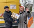 Bild: Irina Aleshko/exb
Das Foto zeigt Marina Ostanina wie sie von Fahrer Vladimir Ignatenko ein Hilfspaket von ihrer Freundin Irina Aleshko aus Sulzbach-Rosenberg in Empfang nimmt, das nur für sie persönlich gepackt wurde.