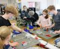 Bild: do
Vier technikinteressierte junge Damen bekamen beim bundesweiten Girls' Day in der Firma Rogers Einblick in technische Jobmöglichkeiten. Im Ausbildungszentrum standen Azubis den Schülerinnen beim Fertigen interessanter Werkstücke zur Seite