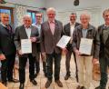 Bild: bsc
Besondere Ehrungen gab es für drei Mitglieder des CSU-Ortsverbandes Friedenfels. Im Bild (von links) Landrat Roland Grillmeier, Manfred Wiese, stellvertretender Ortsvorsitzender Adrian Käß, Gottfried Härtl, Fraktionssprecher Uwe Heider, Wolfgang Mühlbauer und Ortsvorsitzender Christian Mitterbauer.