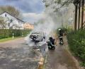 Bild: Freiwillige Feuerwehr Hagelstadt
Die freiwillige Feuerwehr Hagelstadt löscht das Fahrzeug, in dem am Donnerstag eine Gasflasche explodiert ist.